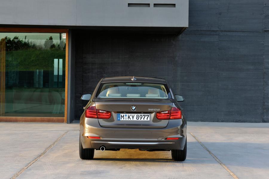  BMW 3-Series Modern Line 2011 года  (фото 13 из 15)